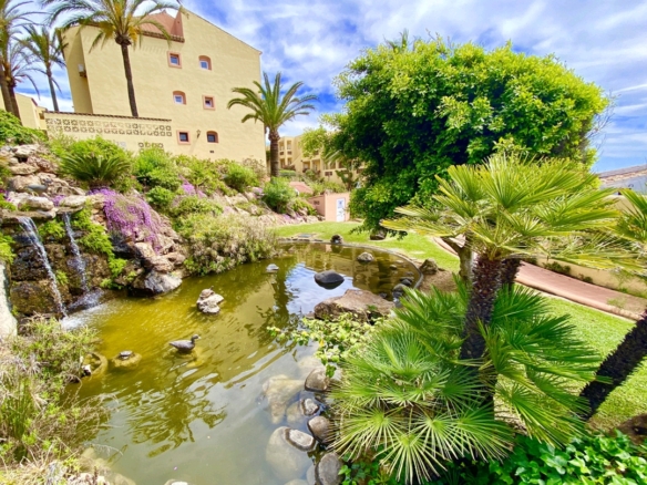 Top Floor holiday flat Calahonda is part of The Dona Lola complex Momenteel Verhuurd