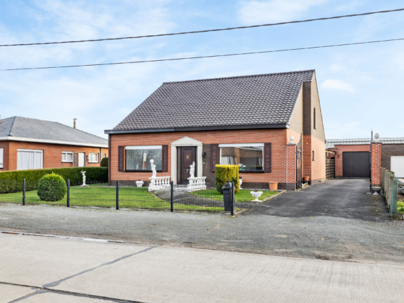 Mooie open woning met ruime afzonderlijke garage-magazijn (55m2) en zwembad in Lochristi