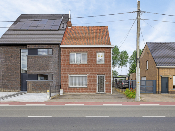 Woning -totaalrenovatie met uitzicht op agrarische zone.